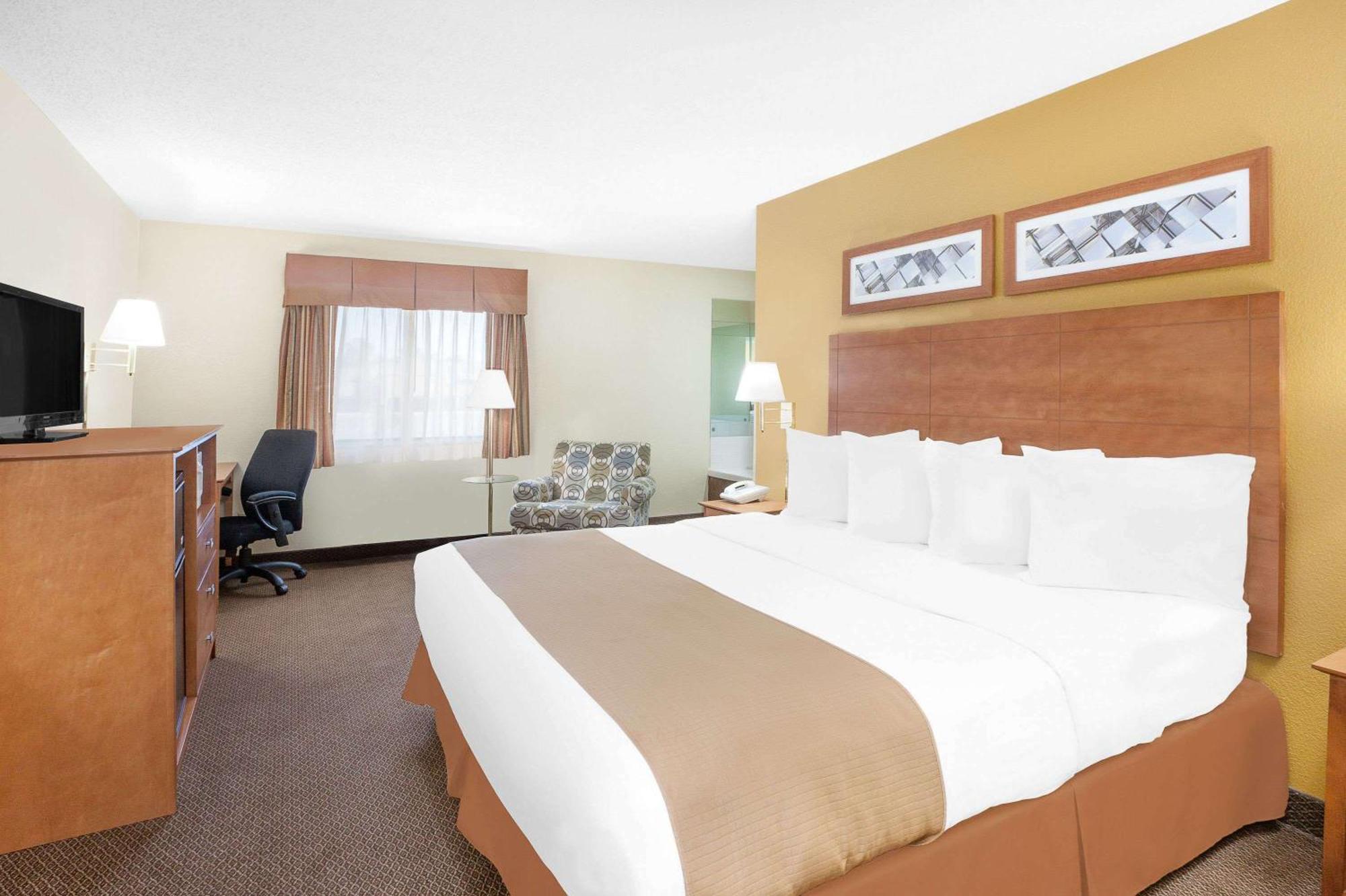 Deluxe Double Room with Two Double Beds - Non-Smoking,114437075:JPEG